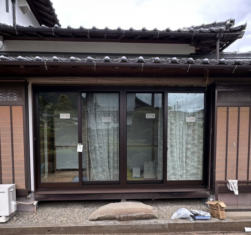 八鹿アルミ 福知山店の結露・すきま風・開けづらい…その不便、【外窓交換】でまるっと解決！の施工後の写真1