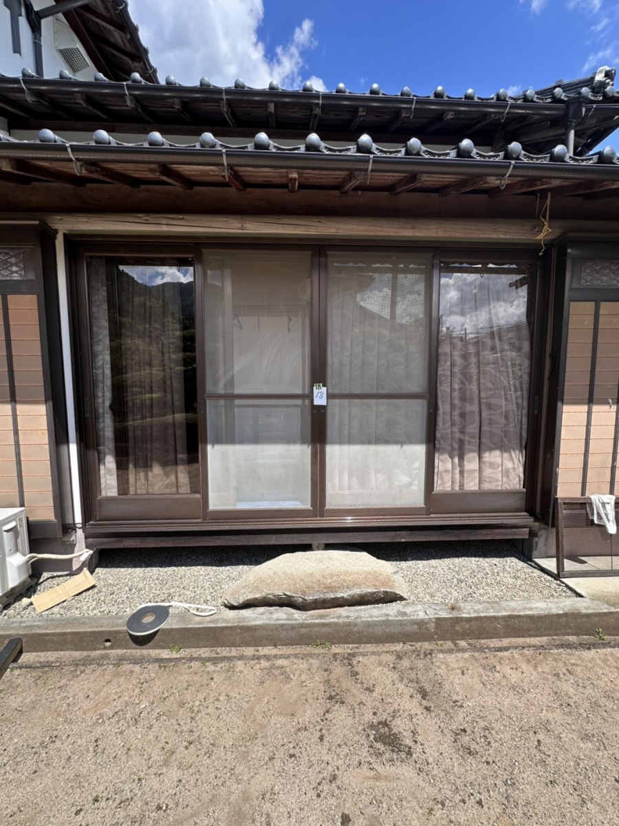 八鹿アルミ 福知山店の結露・すきま風・開けづらい…その不便、【外窓交換】でまるっと解決！の施工前の写真1