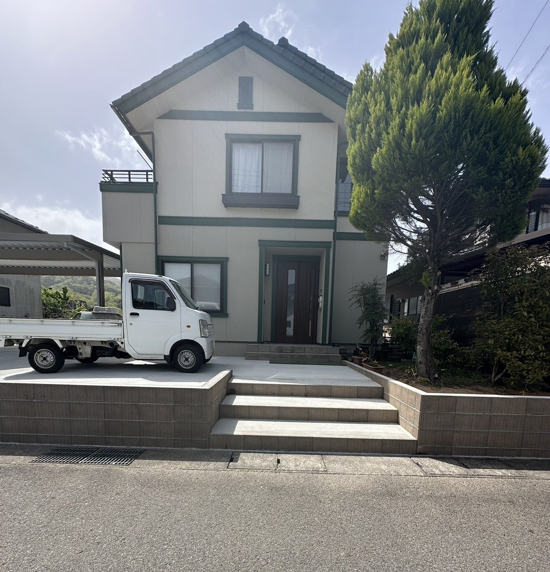 八鹿アルミ 福知山店のカーポート＋土間コンクリートで快適な駐車スペースに🚙🌿の施工後の写真2
