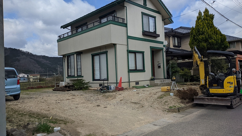 八鹿アルミ 福知山店のカーポート＋土間コンクリートで快適な駐車スペースに🚙🌿の施工前の写真1