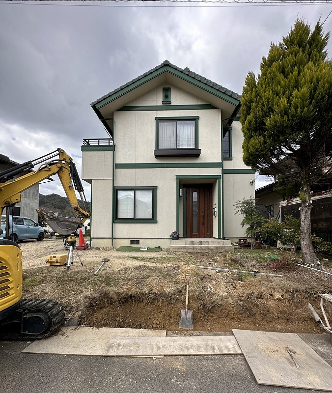 八鹿アルミ 福知山店のカーポート＋土間コンクリートで快適な駐車スペースに🚙🌿の施工前の写真2