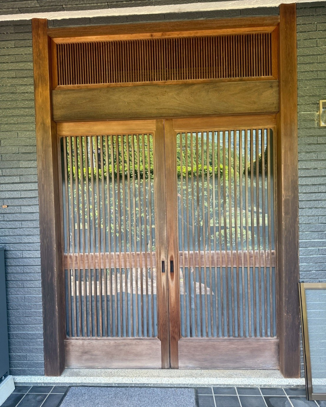 八鹿アルミ 福知山店の趣を残して快適に。玄関引戸リフォーム事例🌿の施工前の写真1