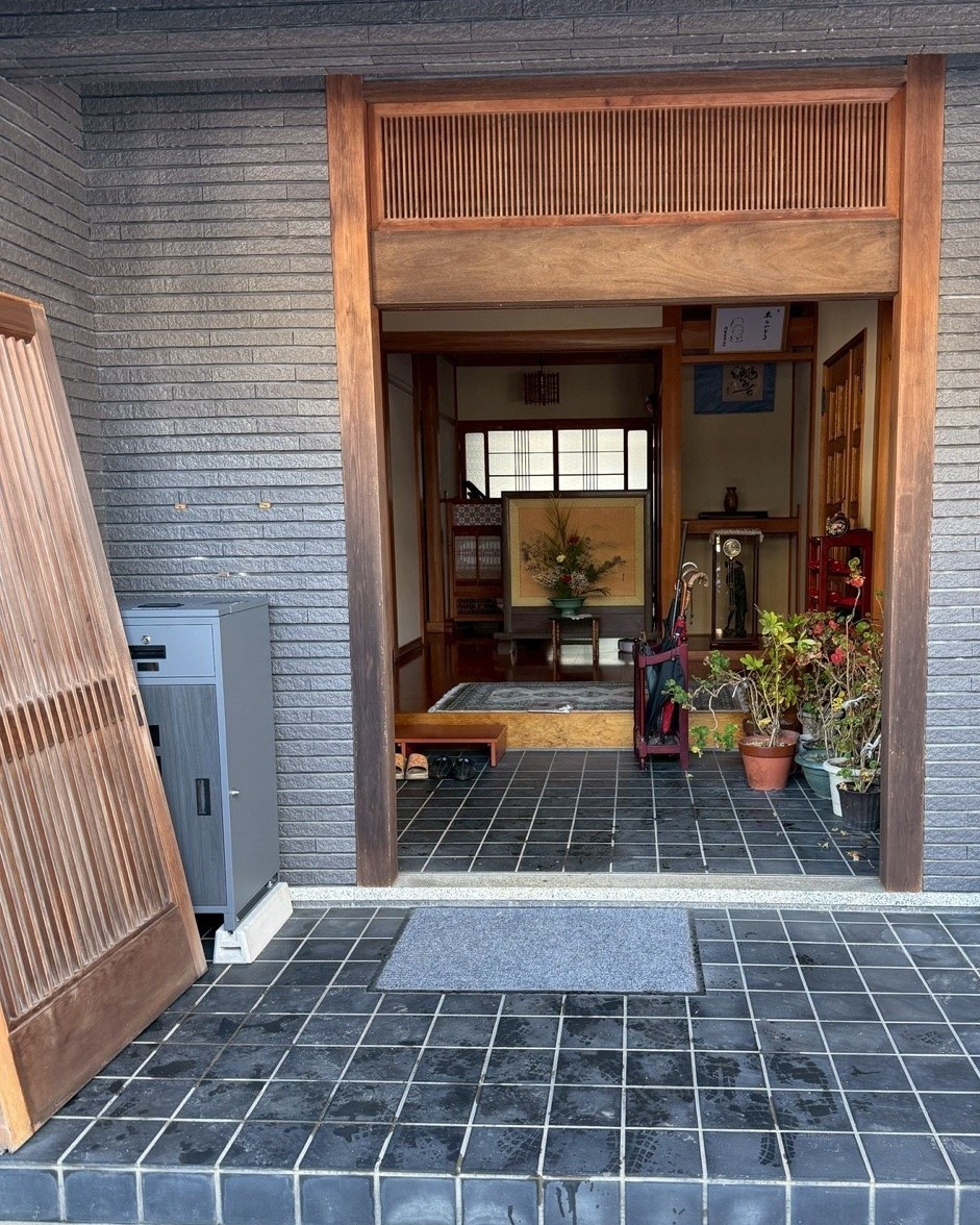 八鹿アルミ 福知山店の趣を残して快適に。玄関引戸リフォーム事例🌿の施工前の写真3