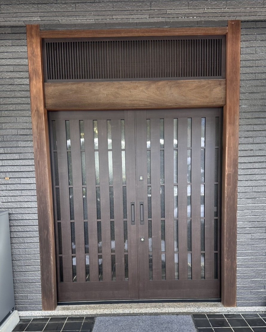 八鹿アルミ 福知山店の家の顔を整える。玄関引戸と欄間の同時リフォーム🏠の施工後の写真1