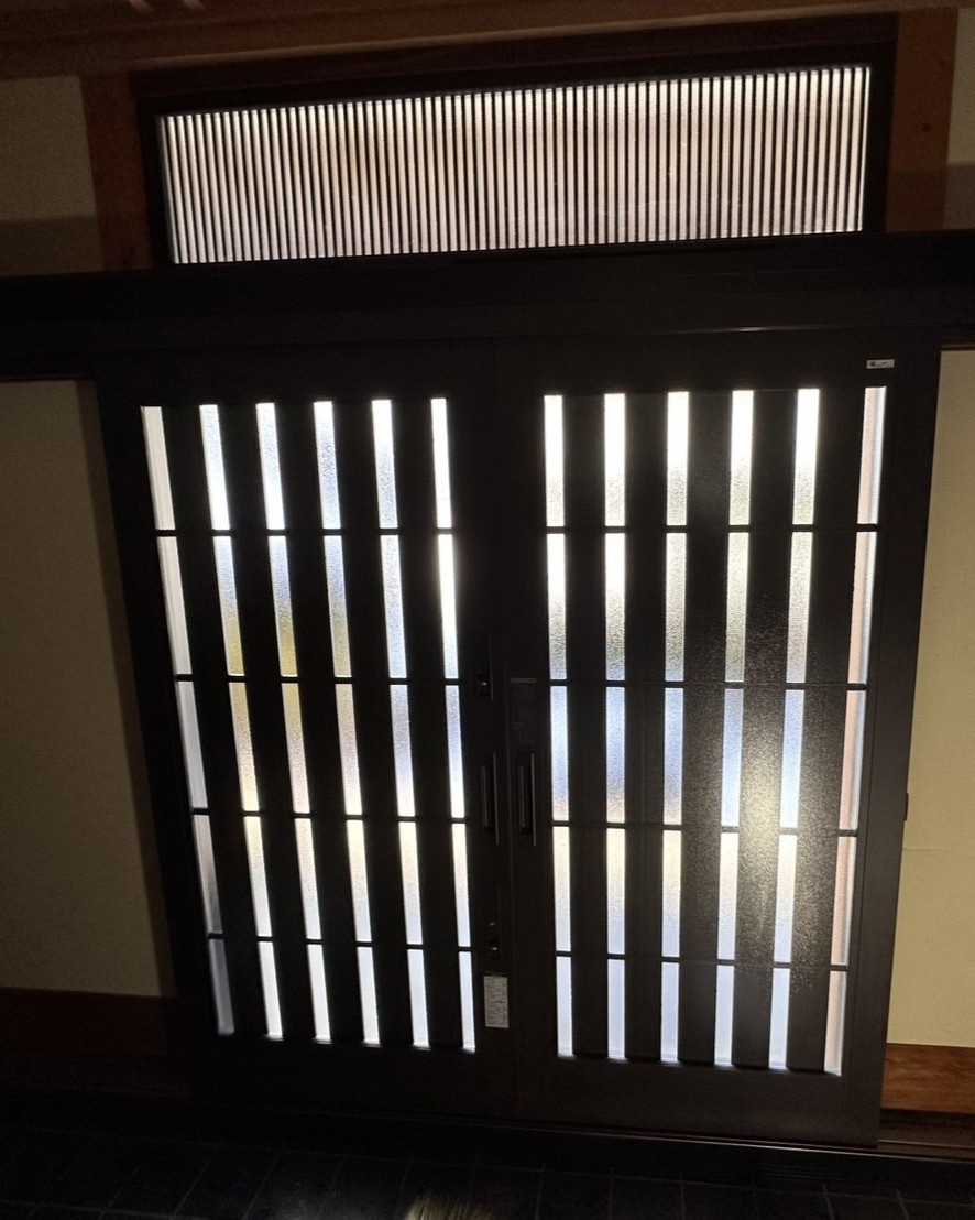 八鹿アルミ 福知山店の家の顔を整える。玄関引戸と欄間の同時リフォーム🏠の施工後の写真2