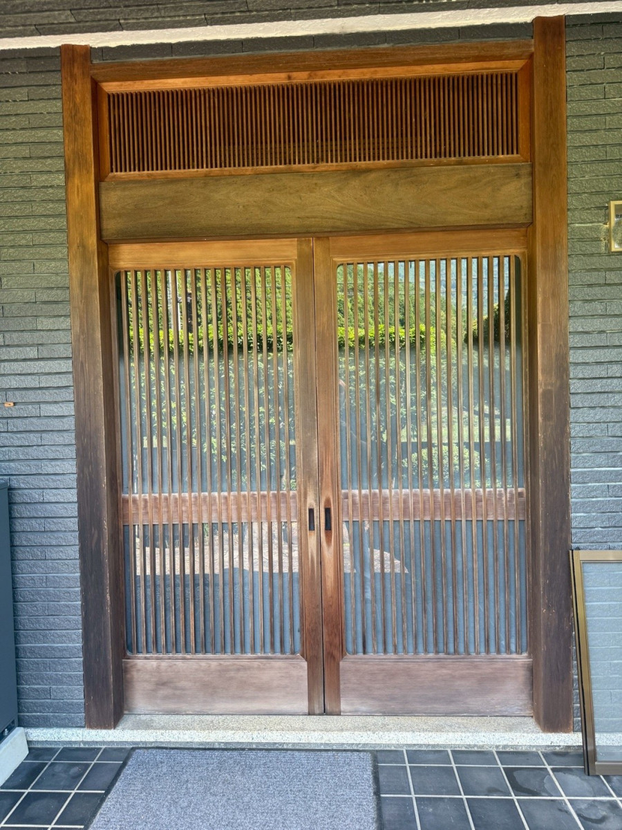 八鹿アルミ 福知山店の家の顔を整える。玄関引戸と欄間の同時リフォーム🏠の施工前の写真1