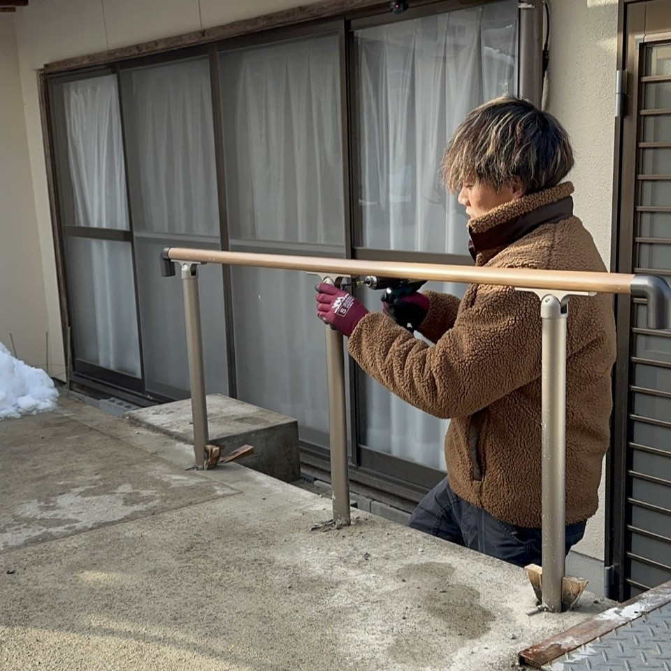 八鹿アルミ 福知山店の転倒防止に◎ 勝手口まわりの【手摺り施工】🚶の施工後の写真1