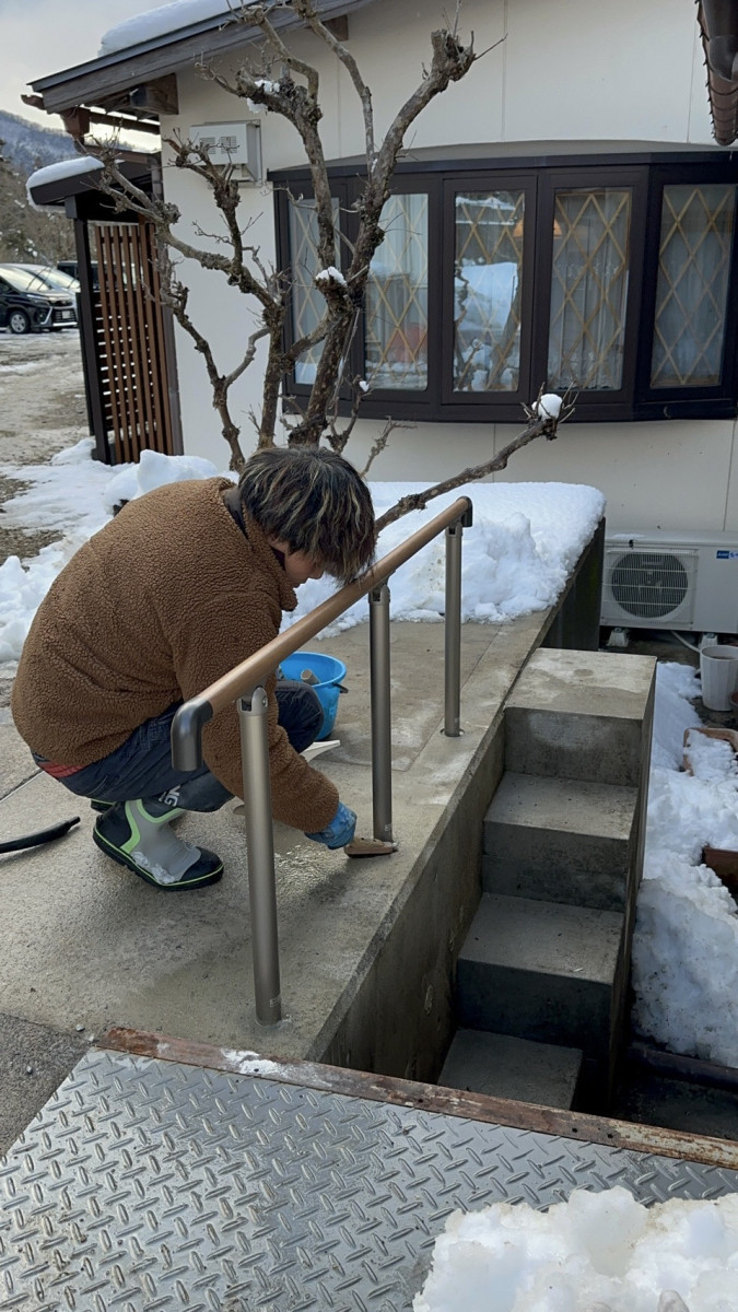 八鹿アルミ 福知山店の転倒防止に◎ 勝手口まわりの【手摺り施工】🚶の施工後の写真2