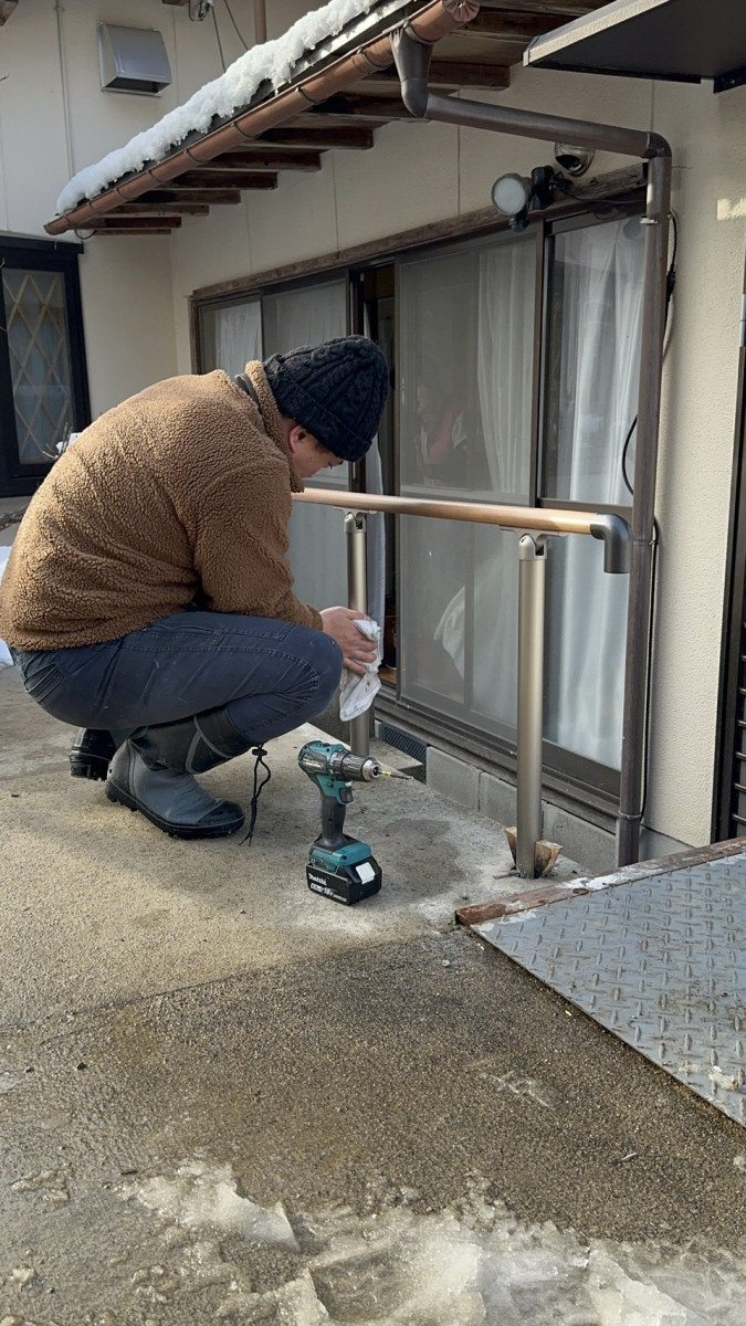 八鹿アルミ 福知山店の転倒防止に◎ 勝手口まわりの【手摺り施工】🚶の施工後の写真3
