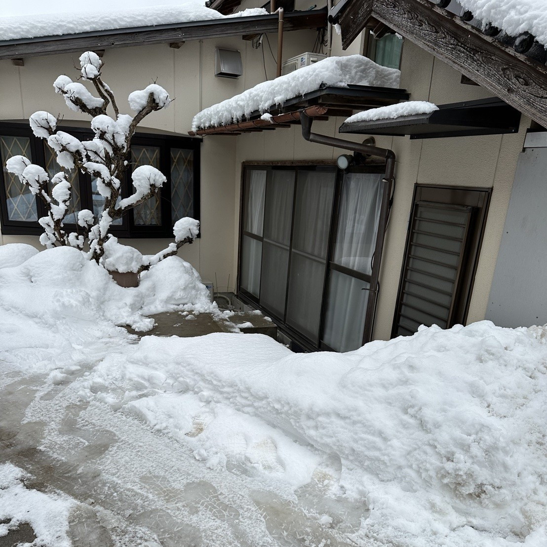 八鹿アルミ 福知山店の転倒防止に◎ 勝手口まわりの【手摺り施工】🚶の施工前の写真1