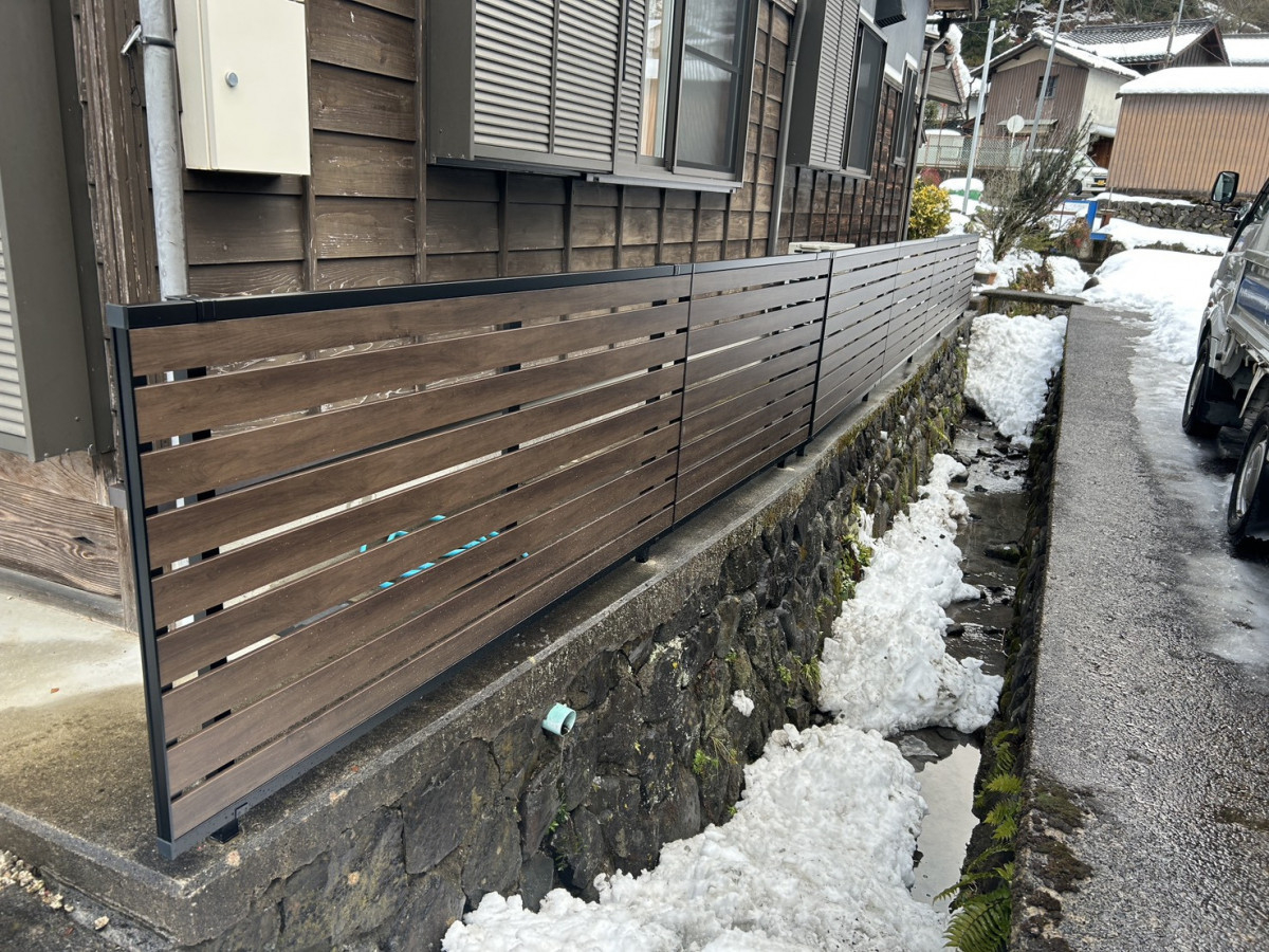 八鹿アルミ 福知山店の高低差のある敷地も安心に！フェンス入替工事🔧の施工後の写真1