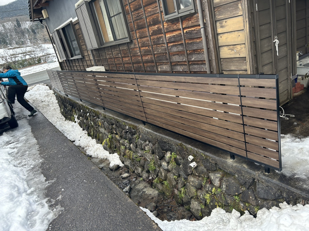 八鹿アルミ 福知山店の高低差のある敷地も安心に！フェンス入替工事🔧の施工後の写真2