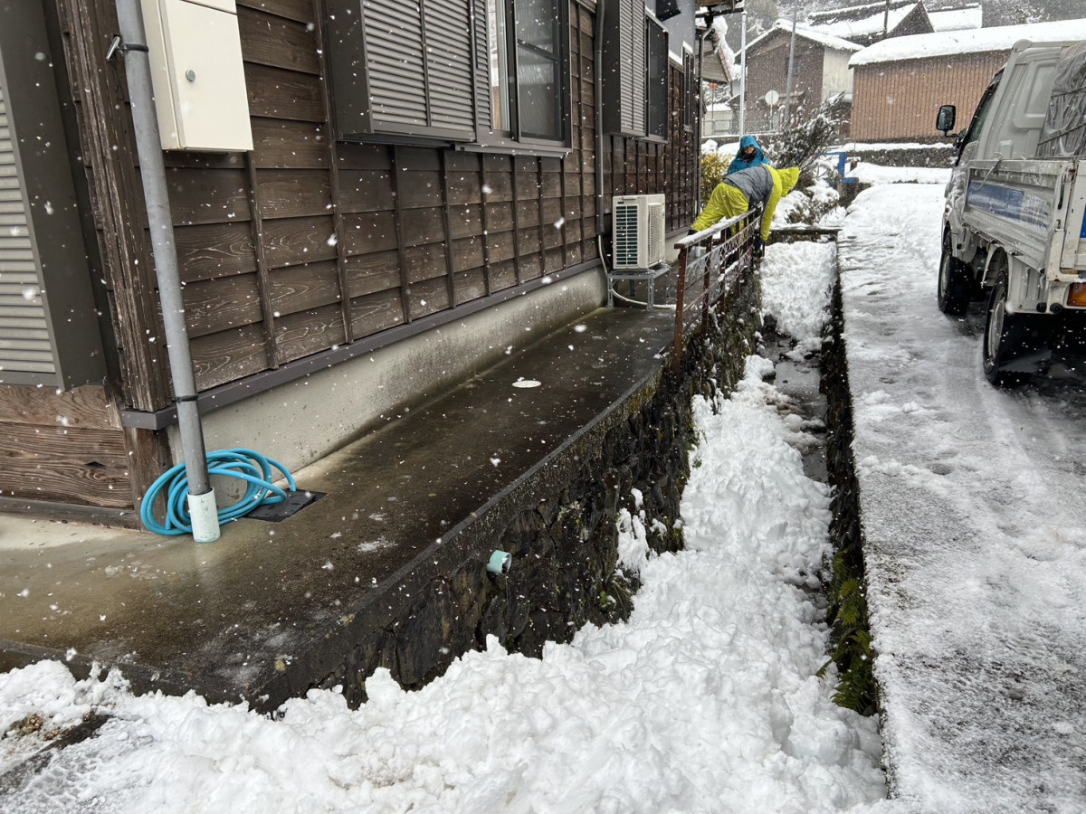 八鹿アルミ 福知山店の高低差のある敷地も安心に！フェンス入替工事🔧の施工前の写真1