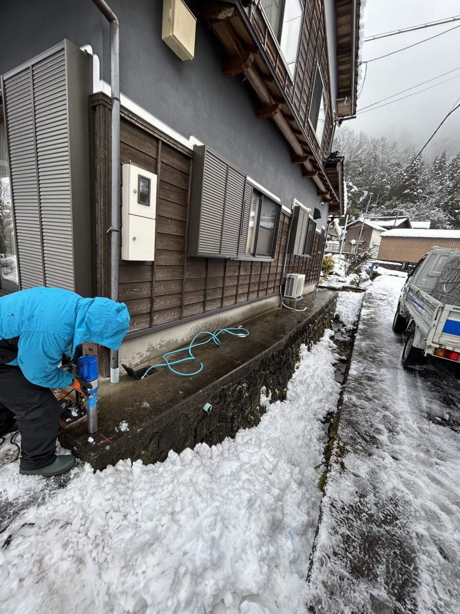 八鹿アルミ 福知山店の高低差のある敷地も安心に！フェンス入替工事🔧の施工前の写真3