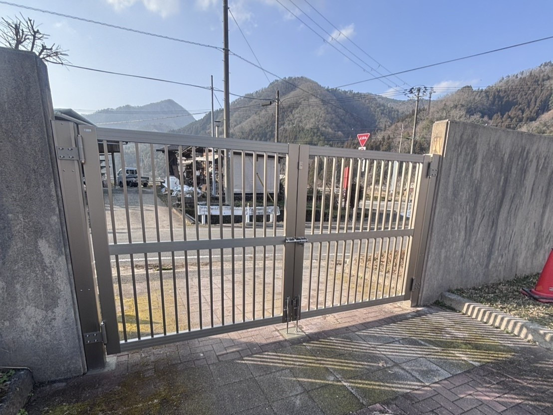 八鹿アルミ 福知山店の地元小学校の門扉を取替工事しました✨の施工後の写真1