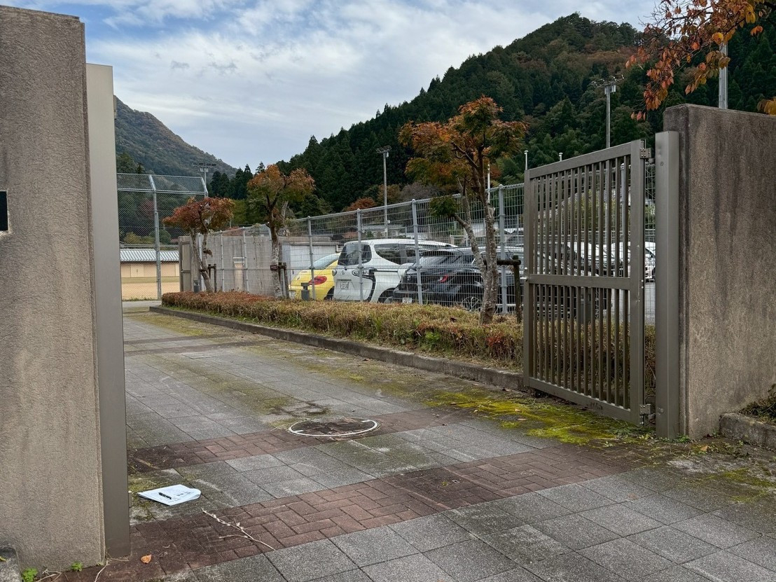 八鹿アルミ 福知山店の地元小学校の門扉を取替工事しました✨の施工前の写真1