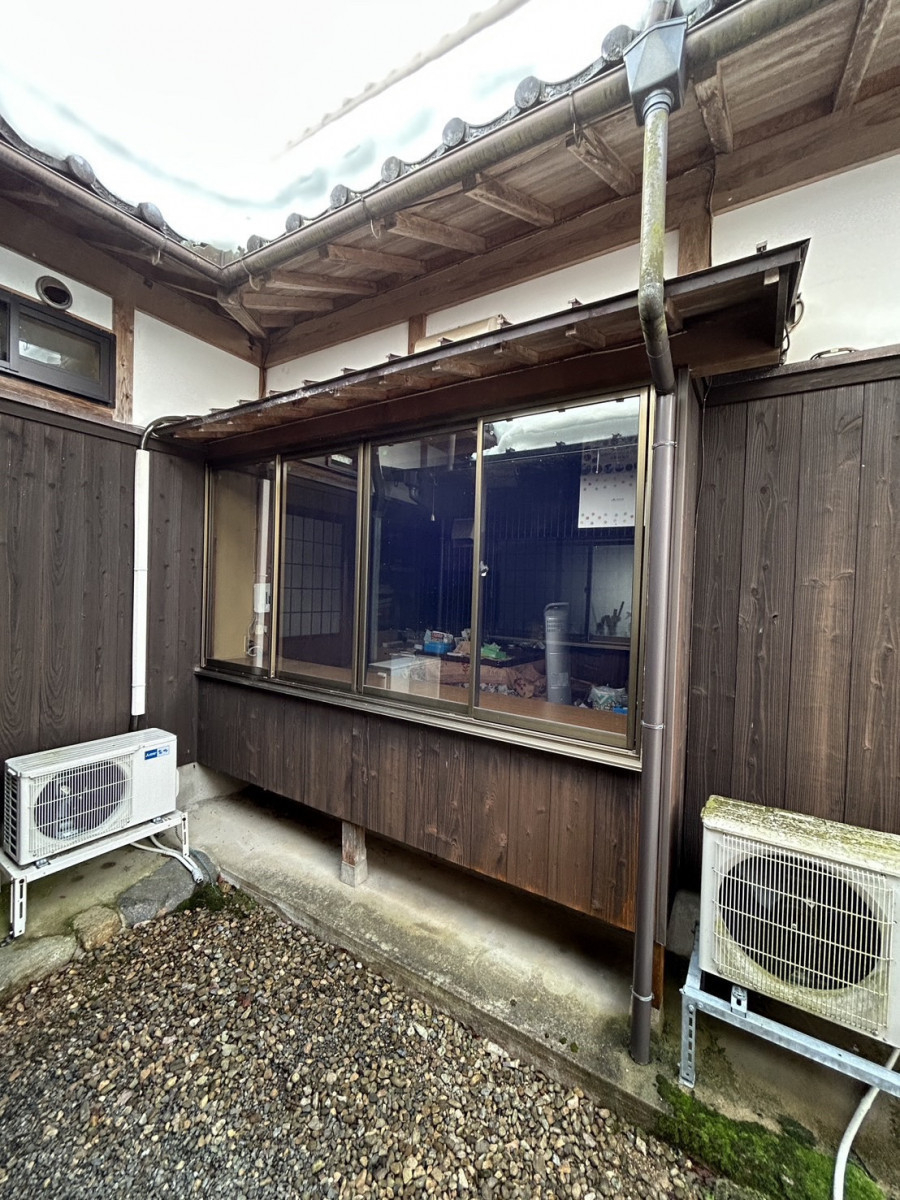 八鹿アルミ 福知山店の家族が集まるリビングの窓を交換しました🪟✨の施工前の写真1