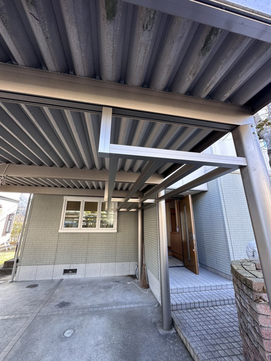 八鹿アルミ 福知山店のカーポート上部を有効活用！上吊り収納棚を設置しました 🚗✨の施工後の写真1