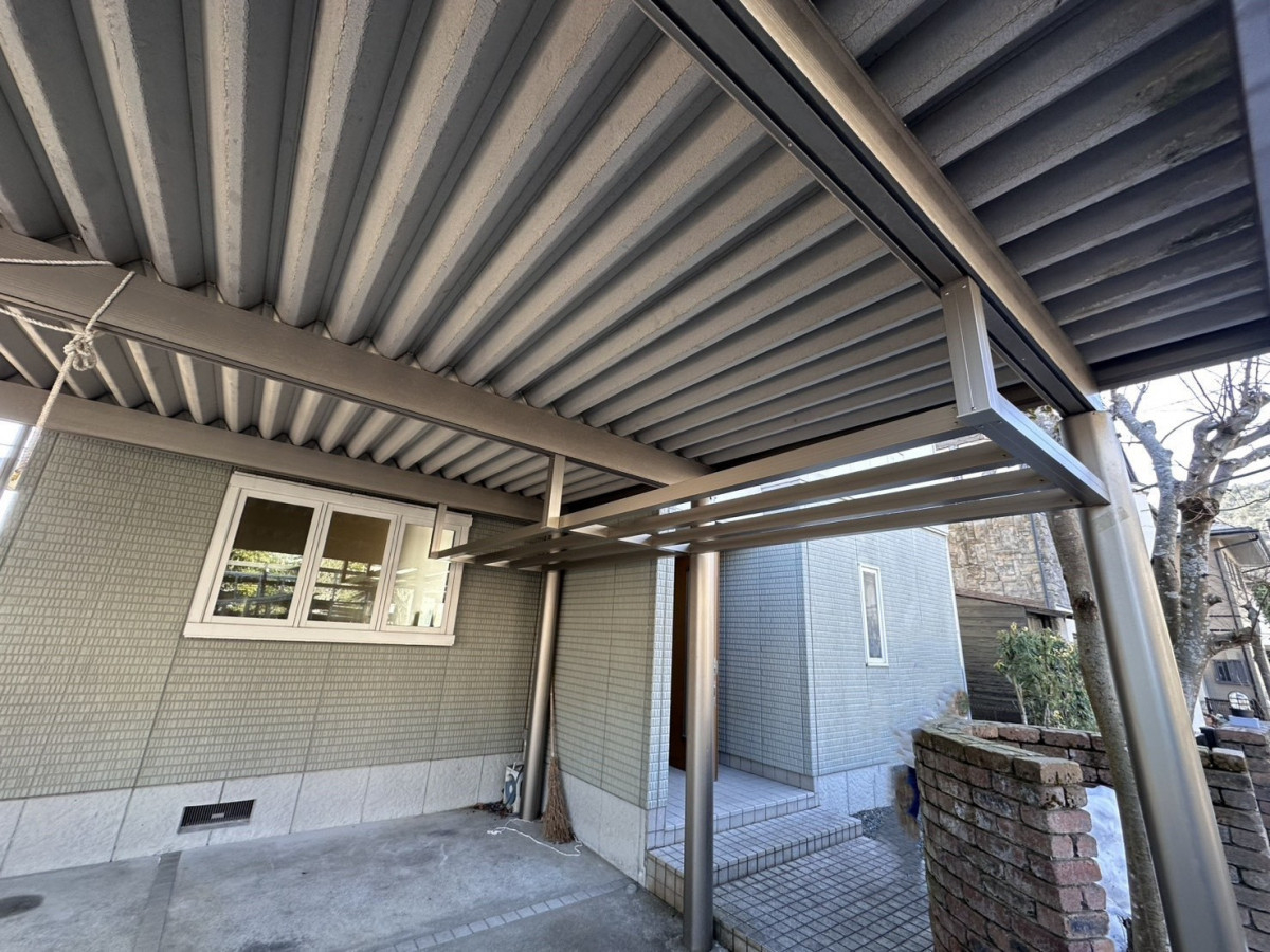 八鹿アルミ 福知山店のカーポート上部を有効活用！上吊り収納棚を設置しました 🚗✨の施工後の写真2