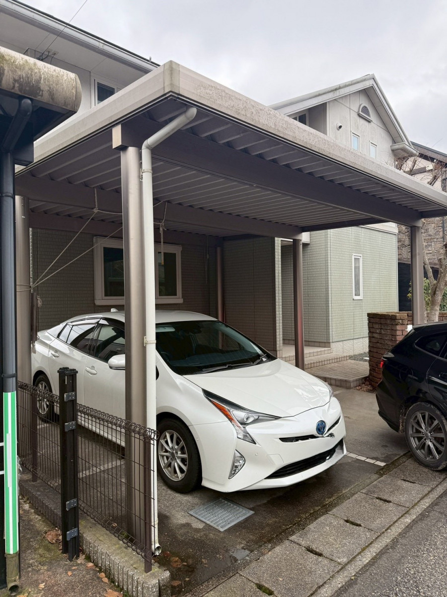 八鹿アルミ 福知山店のカーポート上部を有効活用！上吊り収納棚を設置しました 🚗✨の施工前の写真1