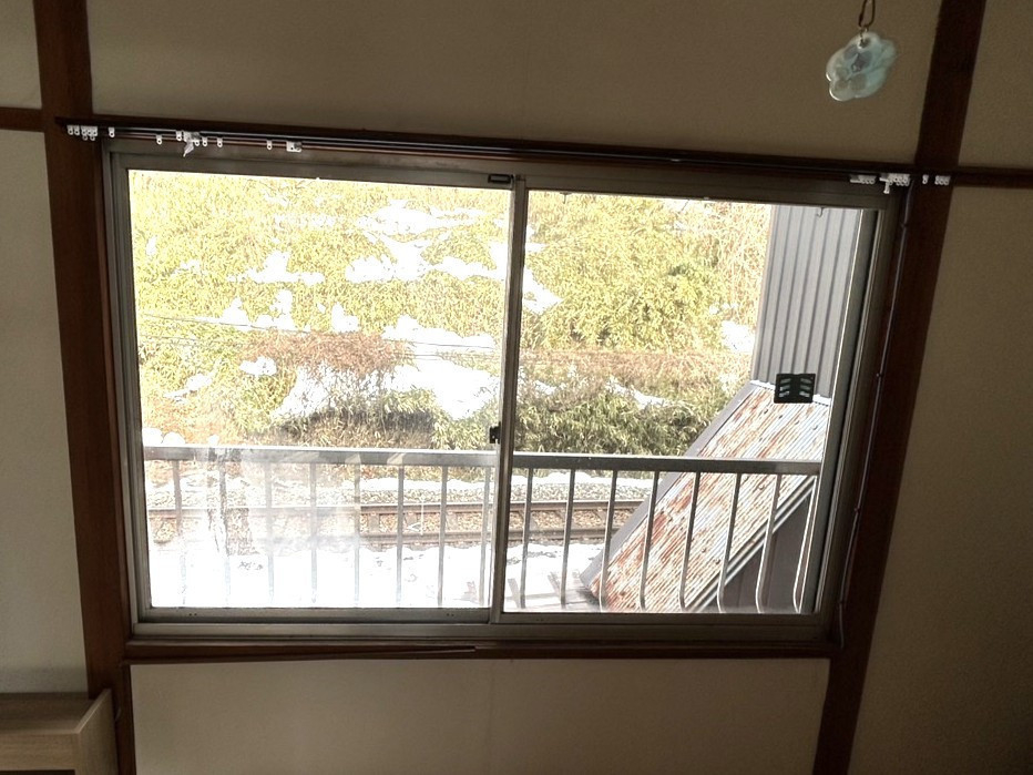 八鹿アルミ 福知山店の賃貸住宅やアパートにもオススメ!!アルミ枠の窓に【内窓設置】の施工前の写真1