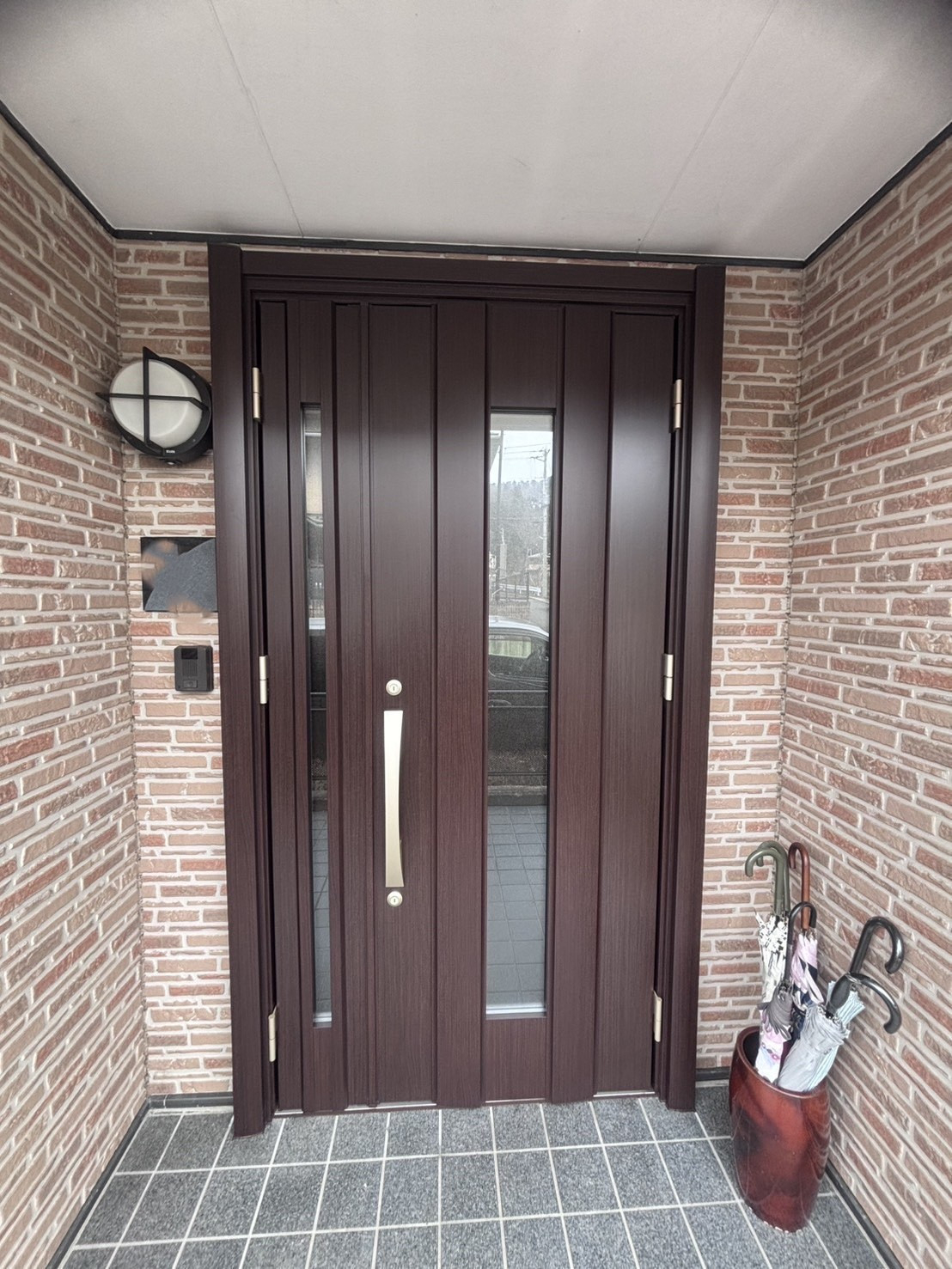八鹿アルミ 福知山店の玄関ドアをリフォームしてお家の印象アップ✨カバー工法でスピーディーに交換！の施工後の写真1