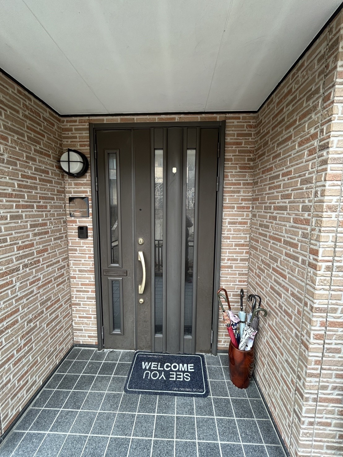 八鹿アルミ 福知山店の玄関ドアをリフォームしてお家の印象アップ✨カバー工法でスピーディーに交換！の施工前の写真1