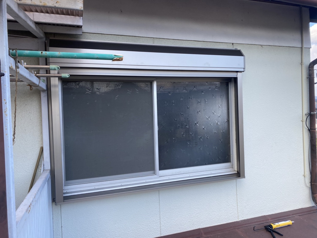 八鹿アルミ 福知山店の台風対策に安心をプラス！後付シャッター設置工事の施工後の写真1