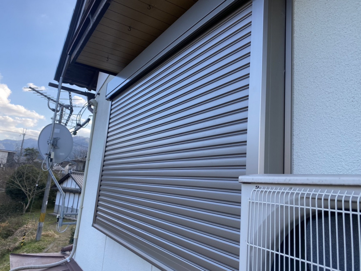 八鹿アルミ 福知山店の台風対策に安心をプラス！後付シャッター設置工事の施工後の写真2
