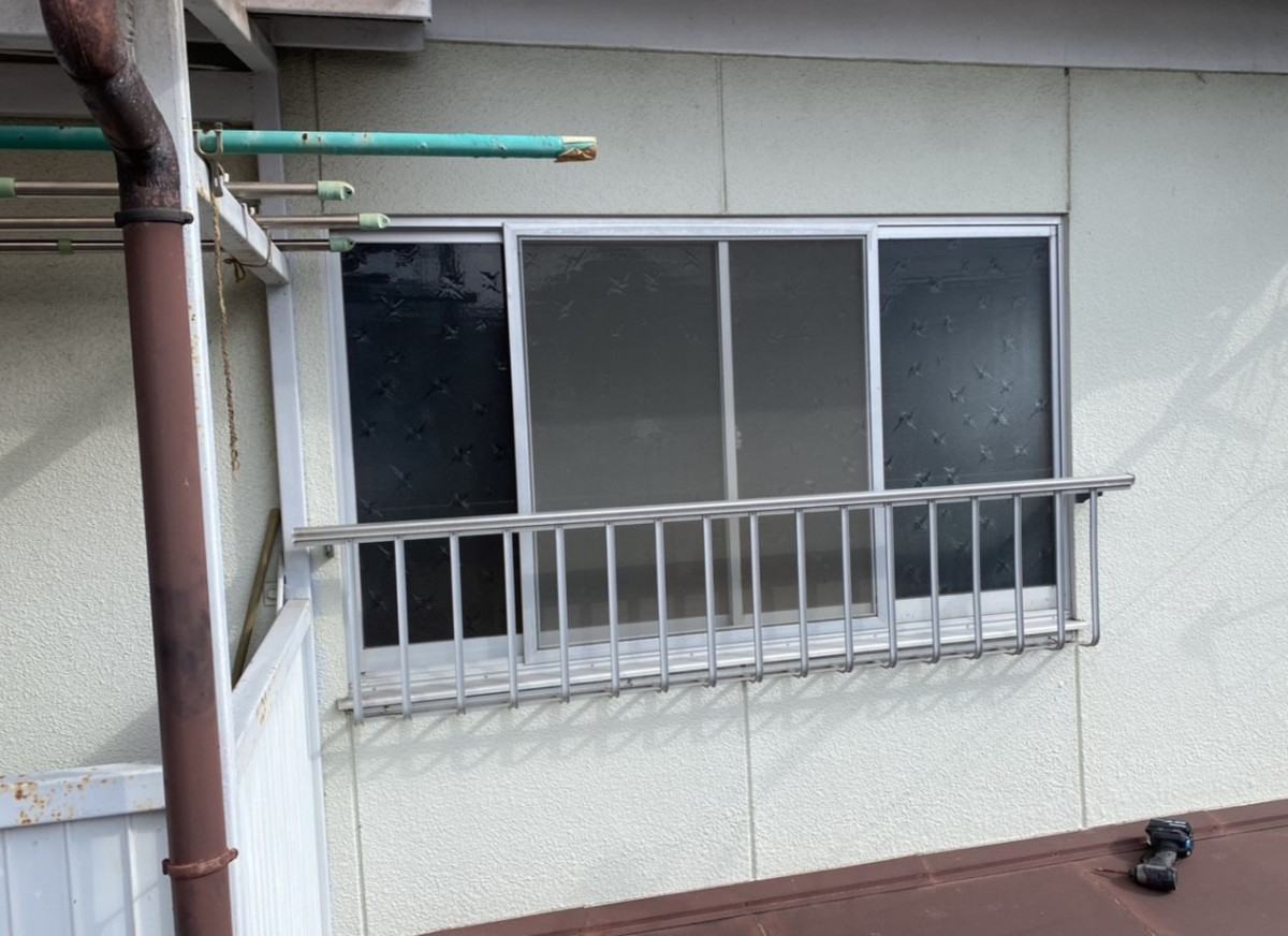 八鹿アルミ 福知山店の台風対策に安心をプラス！後付シャッター設置工事の施工前の写真1