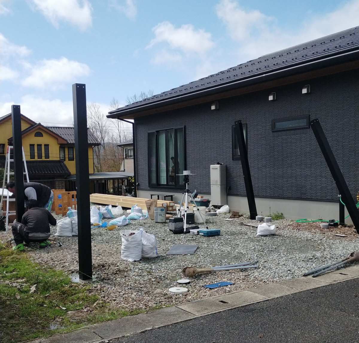 八鹿アルミ 福知山店の大雪をきっかけに安心の住まいづくりへ⛄🚗【カーポート施工】の施工前の写真2