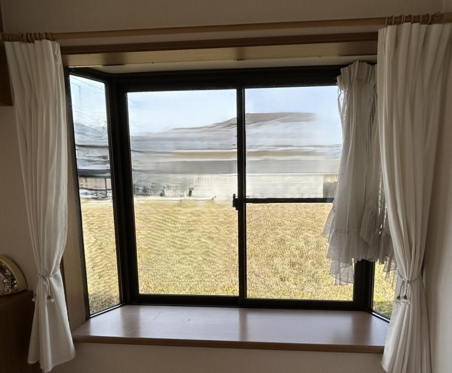 八鹿アルミ 福知山店の出窓に内窓設置で寒さ＆西日対策✨の施工前の写真1