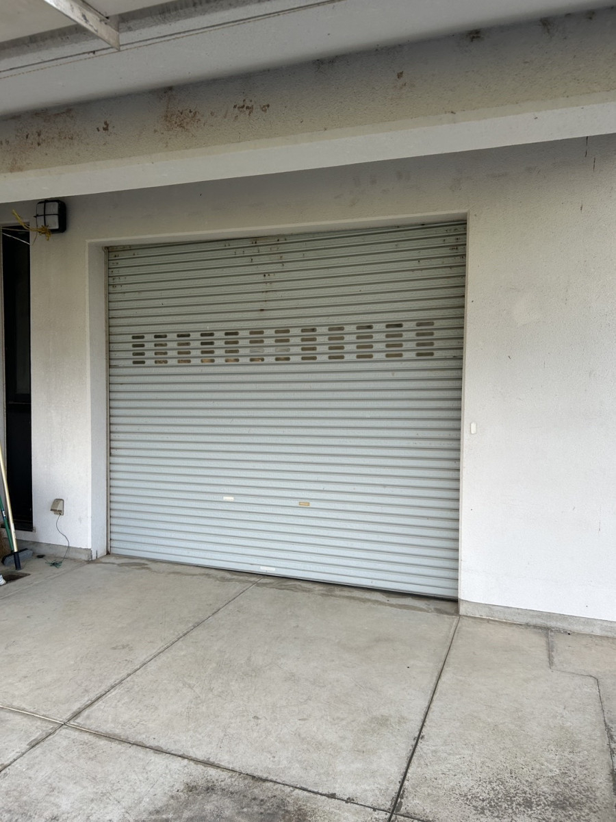 八鹿アルミ 福知山店の小学校のシャッターを安全・快適に！劣化したシャッターの取替工事を行いました💪の施工前の写真1