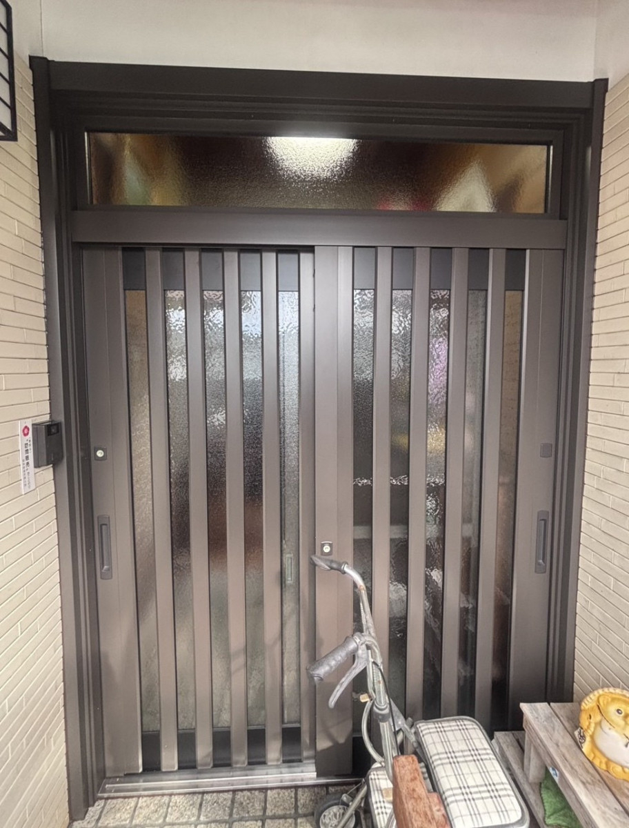八鹿アルミ 福知山店の欄間付き玄関引戸をカバー工法でリフォーム✨和風からモダンな印象へ。の施工後の写真1