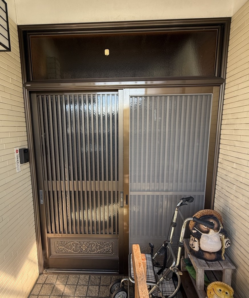 八鹿アルミ 福知山店の欄間付き玄関引戸をカバー工法でリフォーム✨和風からモダンな印象へ。の施工前の写真1