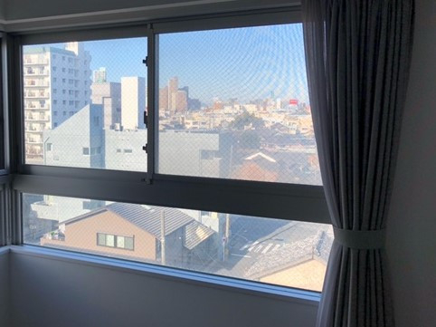 金源 豊橋店のマンションのコーナー窓でも使えますの施工前の写真1