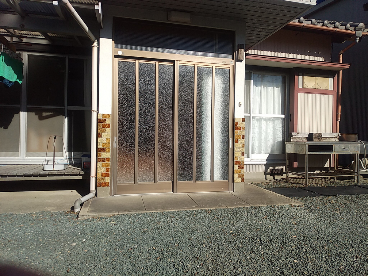 金源 田原店の玄関引戸もカバー工法で1日で交換の施工前の写真1