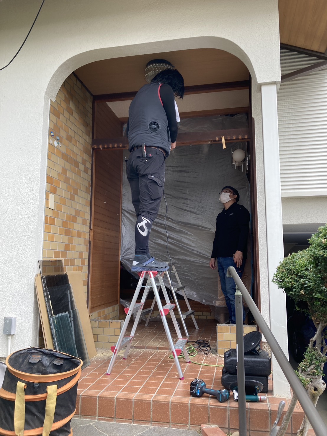 サンウインドの紫外線でボロボロの玄関ドアを新しく！の施工事例詳細写真3