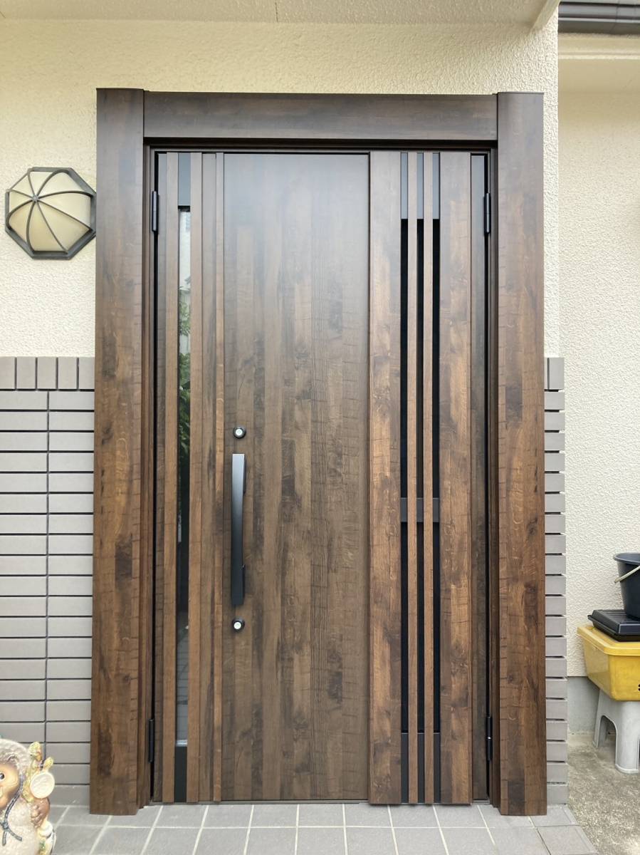 サンウインドの玄関ドアを断熱仕様にの施工後の写真1