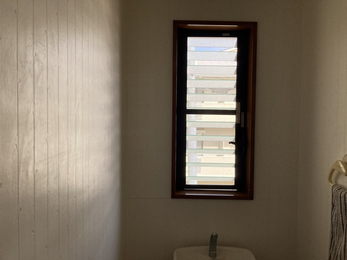 サンウインドの窓にはインプラス・玄関にはリシェントを③の施工前の写真3