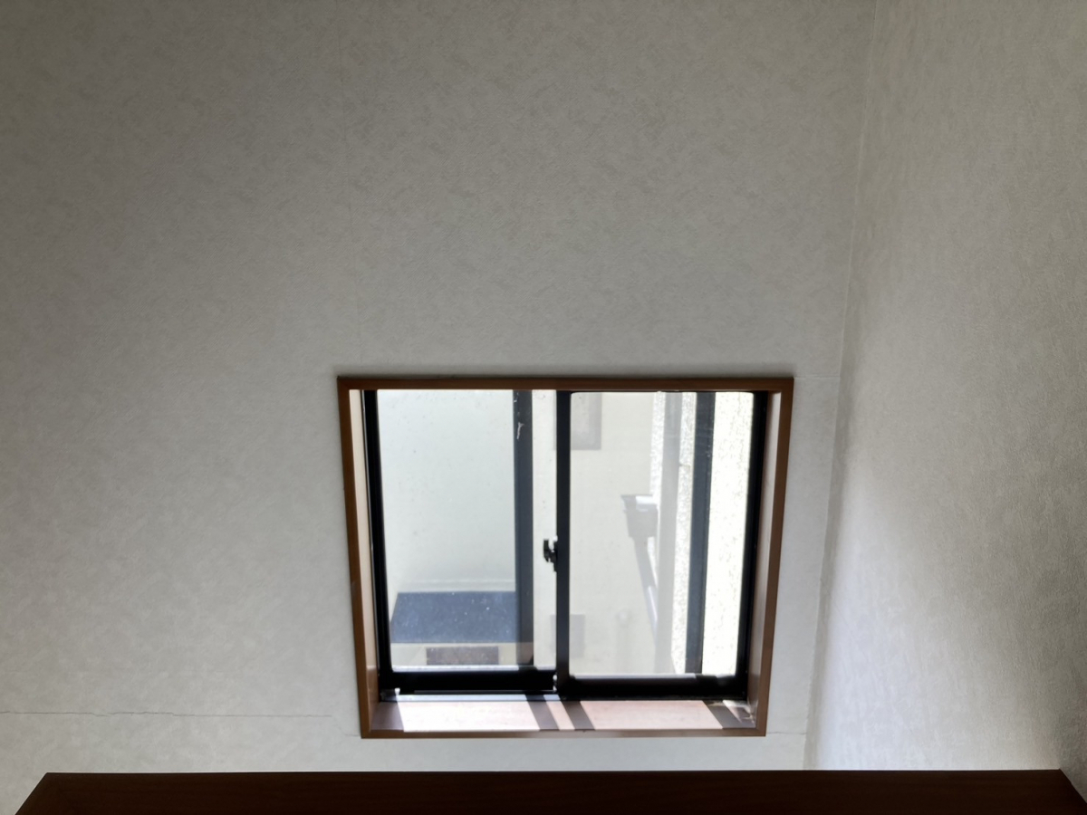 サンウインドの窓にはインプラス・玄関にはリシェントを⑤の施工前の写真2