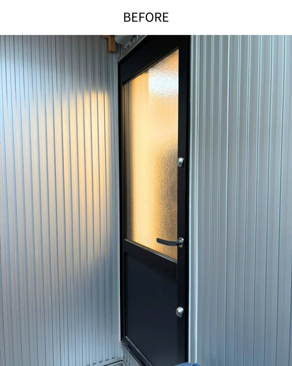 サンウインドの勝手口ドアに怪しい影！？防犯のためにドア交換！！の施工前の写真1
