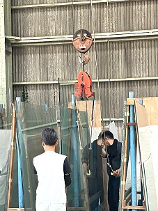 ガラス屋さんの工場日記  ～くんろくガラスの荷降ろし～ 小林エコ建材のブログ 写真2