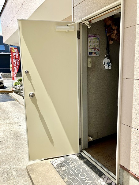 小林エコ建材の事務所裏口のドア交換工事の施工後の写真1
