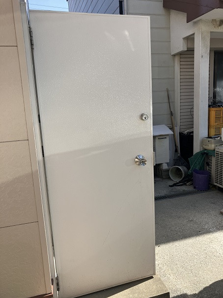 小林エコ建材の事務所裏口のドア交換工事の施工前の写真2