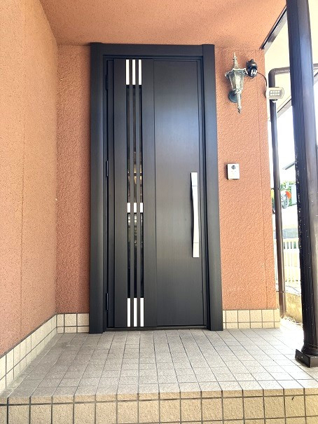 小林エコ建材の風と光を取り入れる玄関の施工後の写真1