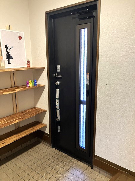 小林エコ建材の風と光を取り入れる玄関の施工後の写真2