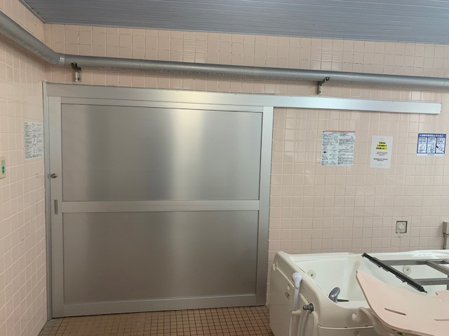 小林エコ建材の高齢者施設の浴室引戸を片引き戸に交換し、開口を2倍に拡大！の施工後の写真1