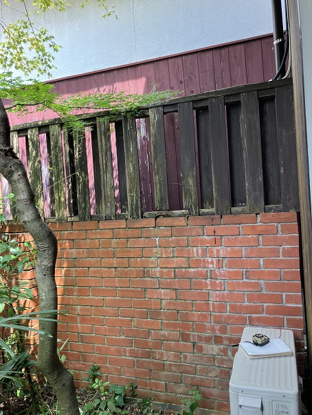 小林エコ建材の木製フェンスからアルミフェンスへ交換でお庭をスタイリッシュにの施工前の写真3