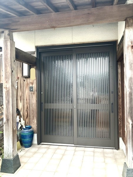 小林エコ建材の檜調ラッピング玄関からアルミ色の引戸への施工後の写真1